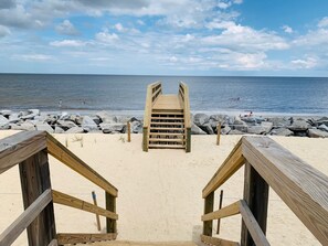 Beach nearby, sun loungers, beach towels