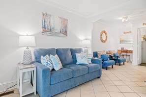 Smart TV, books - Beach Paradise in Jekyll Island (Jekyll Island)