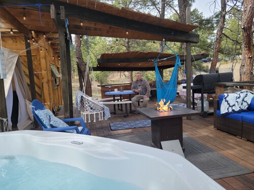 BlueBird Nest 2.0, hot tub! Sibley double bell on huge deck!covered kitchen/bath