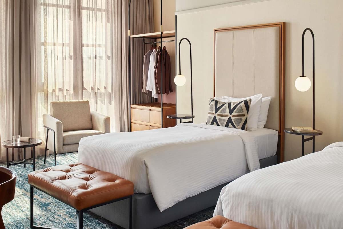 Habitación con 2 camas individuales (VIP) | Camas con pillow-top, minibar y caja de seguridad en la habitación