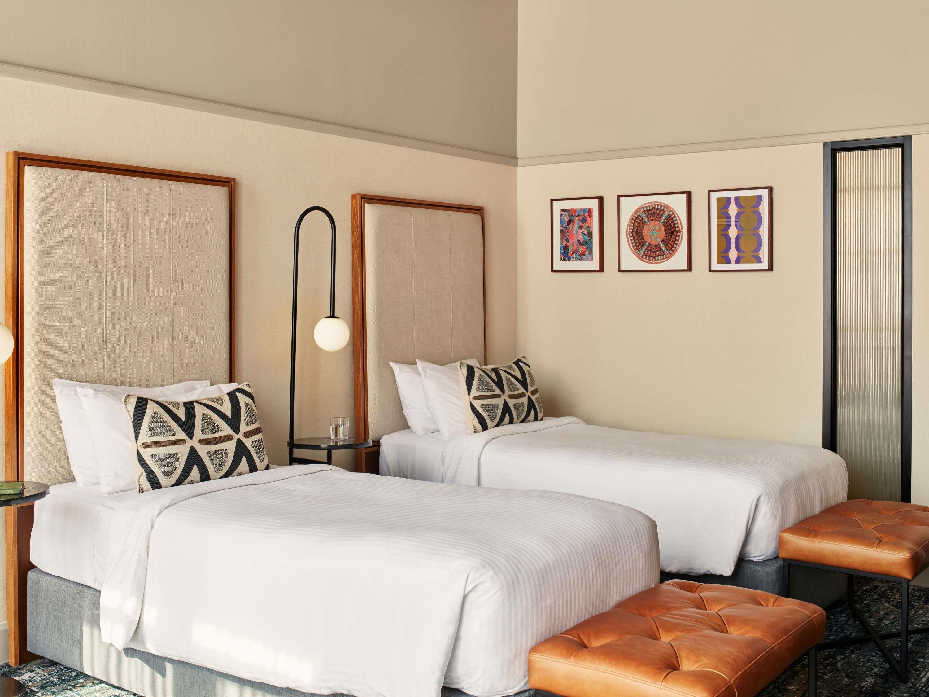 Habitación con 2 camas individuales (General Admission) | Colchones con acolchado adicional, minibar, caja fuerte y escritorio