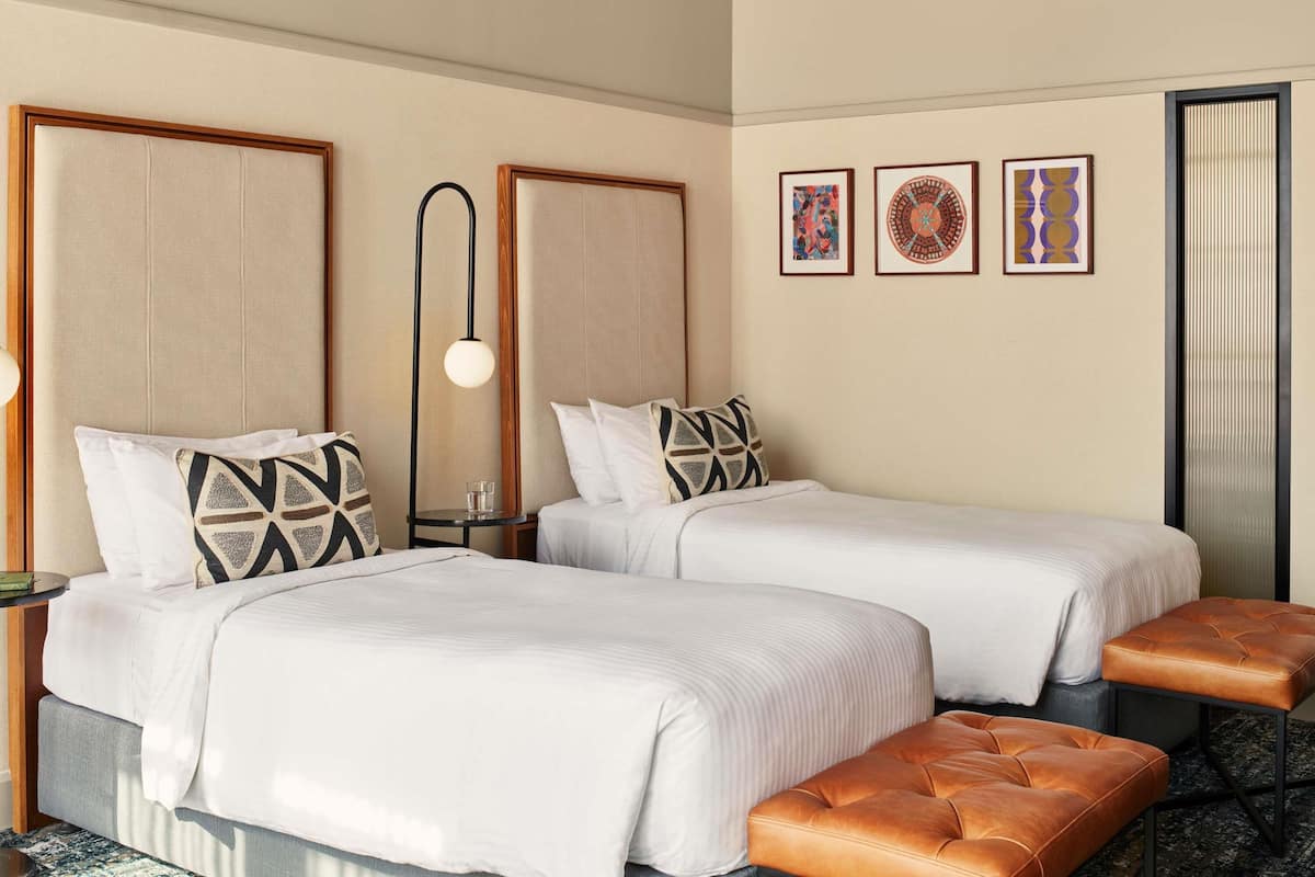 Habitación con 2 camas individuales (General Admission) | Colchones con acolchado adicional, minibar, caja fuerte y escritorio