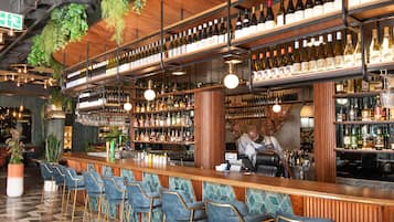 2 bares/lounges