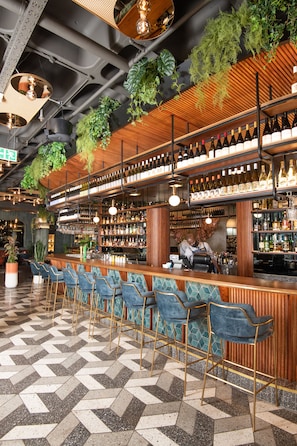 2 bars/lounges