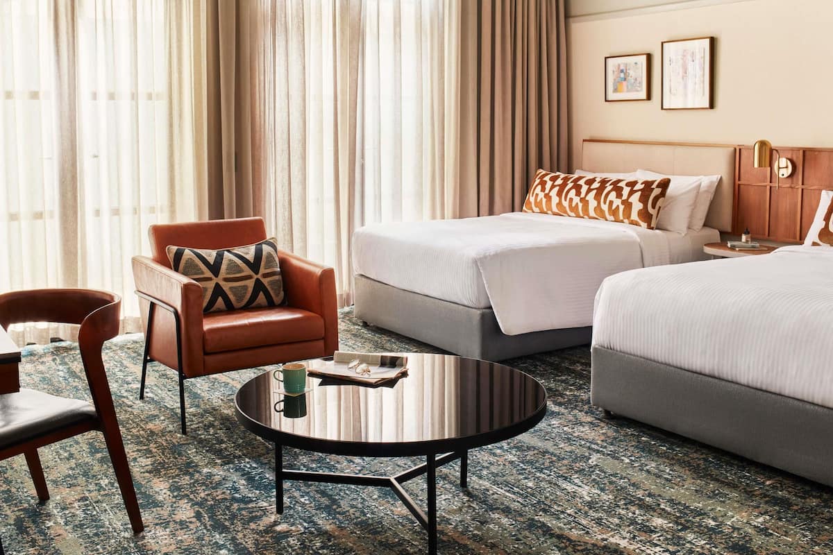 Habitación (Platinum Double) | Colchones con acolchado adicional, minibar, caja fuerte y escritorio