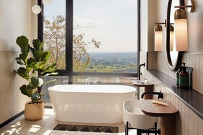 Suite (Headliner) | Badezimmer | Dusche, Regendusche, umweltfreundliche Kosmetikartikel, Haartrockner