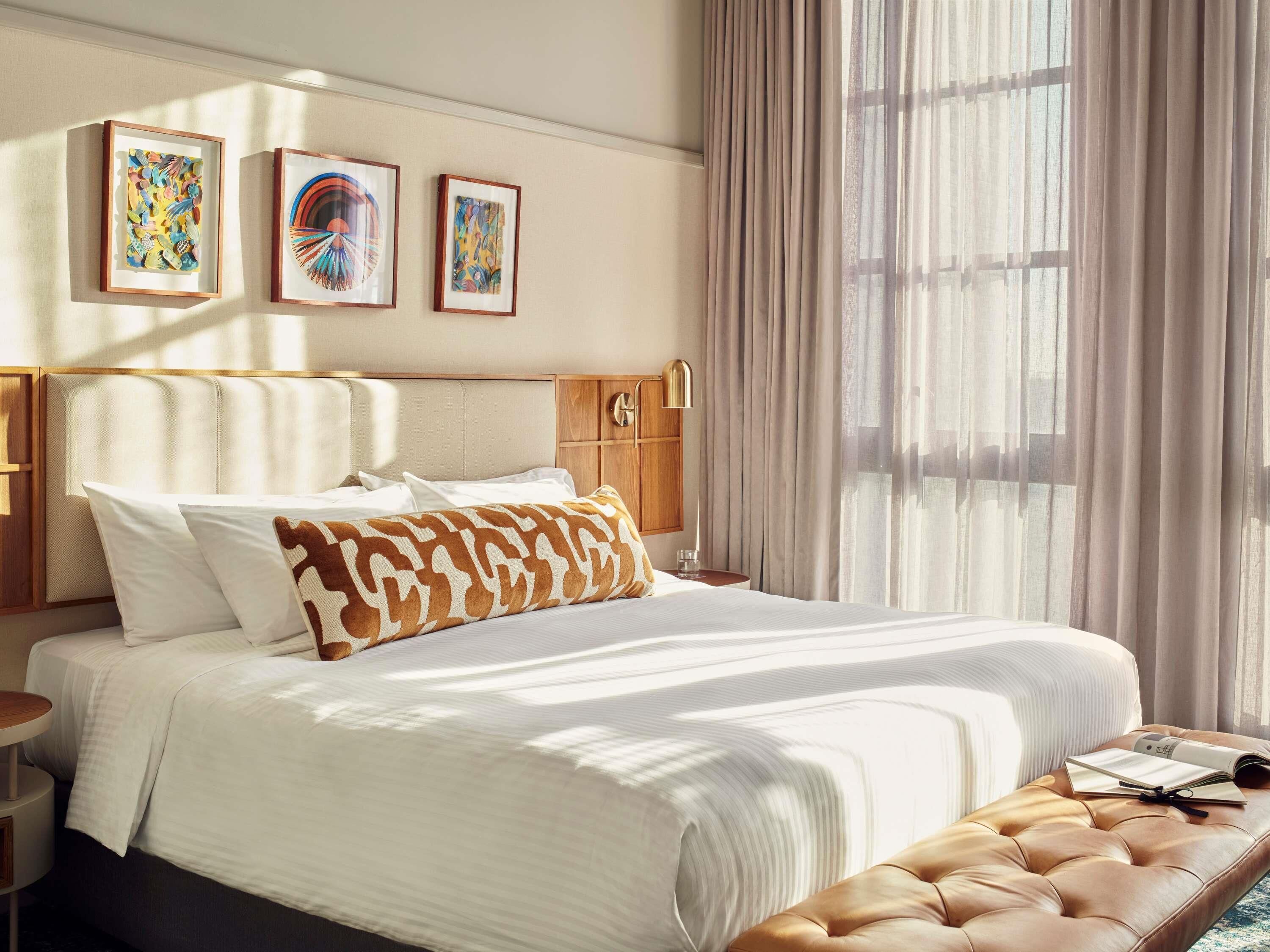 Habitación, 1 cama de matrimonio grande (General Admission) | Colchones con acolchado adicional, minibar, caja fuerte y escritorio