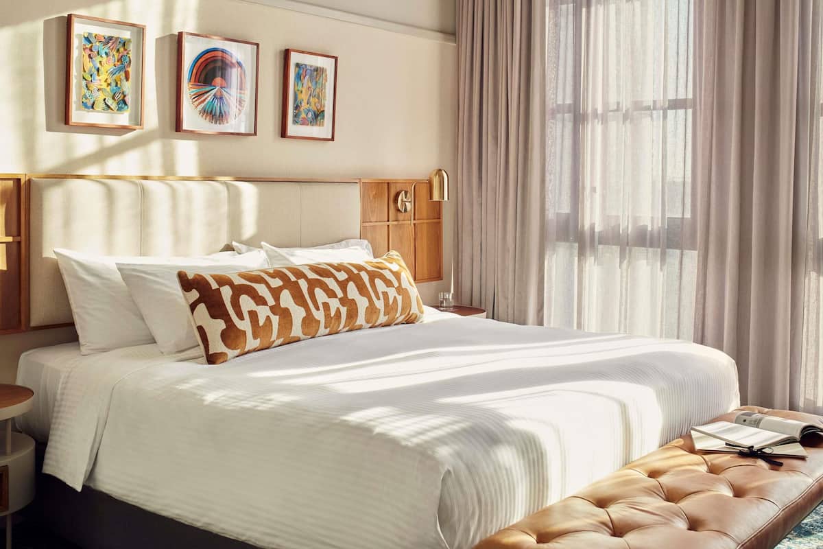 Habitación, 1 cama de matrimonio grande (General Admission) | Colchones con acolchado adicional, minibar, caja fuerte y escritorio