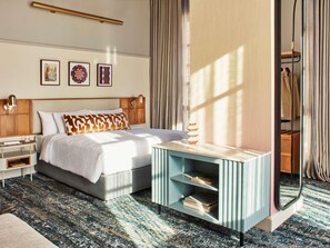 Zimmer, 1 King-Bett (All Access) | Pillowtop-Betten, Minibar, Zimmersafe, Schreibtisch