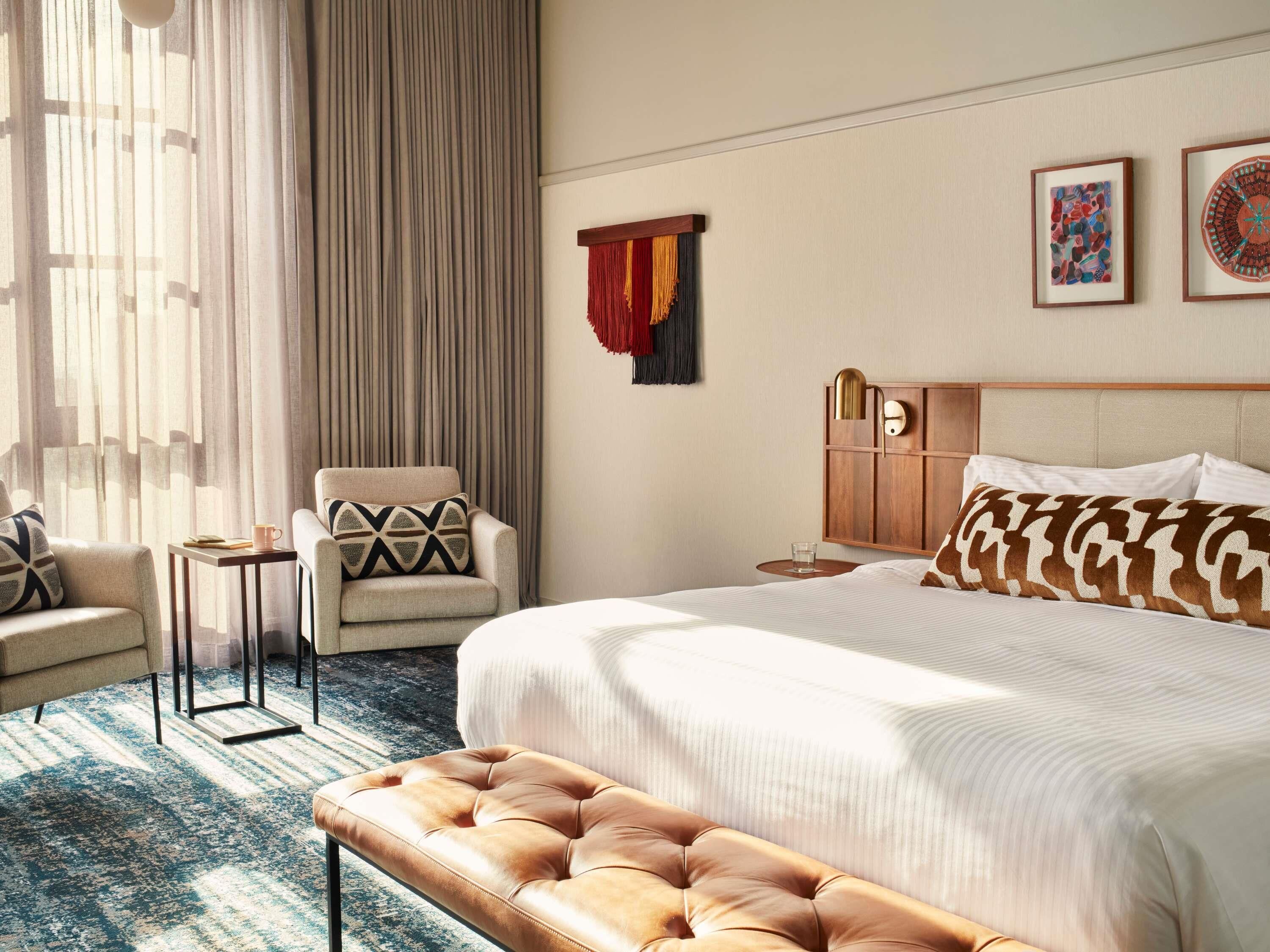 Habitación, 1 cama de matrimonio grande (VIP) | Colchones con acolchado adicional, minibar, caja fuerte y escritorio