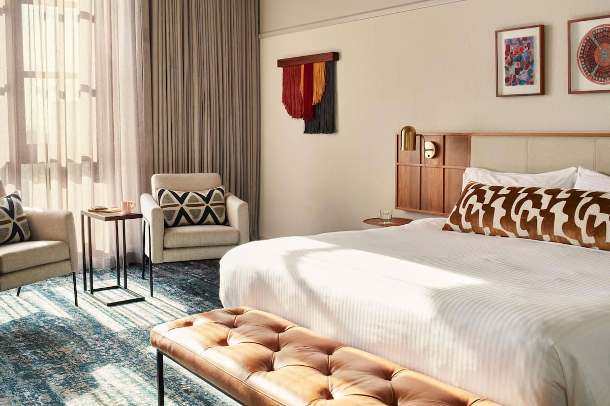 Habitación, 1 cama de matrimonio grande (VIP) | Colchones con acolchado adicional, minibar, caja fuerte y escritorio