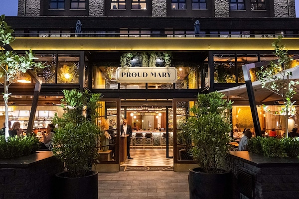 Serveert ontbijt, lunch, diner, internationale gerechten