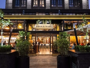 2 Restaurants; Frühstück, Mittagessen und Abendessen werden serviert