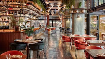 2 restaurants; breakfast, lunch, dinner, and brunch served