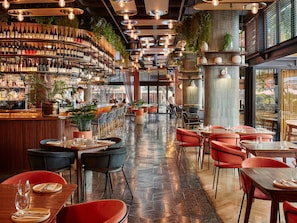 2 restaurants; breakfast, lunch, dinner and brunch served  - Hyde Johannesburg Rosebank (Johannesburg)