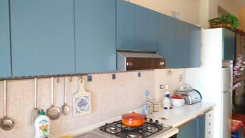 Réfrigérateur, plaque de cuisson, cafetiÚre/bouilloire