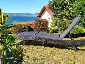 Property grounds - Spacious vacation home villa with fantastic lake views (Lugrin)
