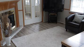 Télévision, cheminée, chaßne hi-fi