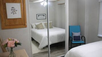 2 chambres, coffres-forts dans les chambres, bureau