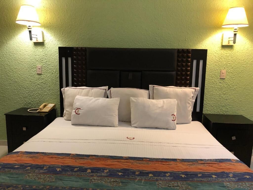 Standard Room, 1 King Bed | Desk, iron/ironing board, bed sheets