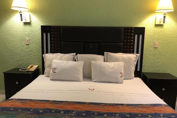 Escritorio, tabla de planchar con plancha y ropa de cama