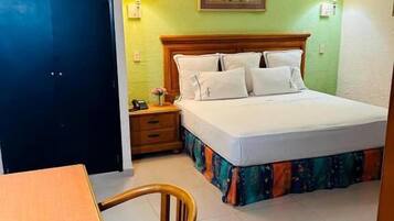 Habitación estándar, 1 cama King size | Escritorio, tabla de planchar con plancha y ropa de cama