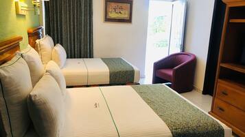 Habitación doble, 2 camas matrimoniales | Escritorio, tabla de planchar con plancha y ropa de cama