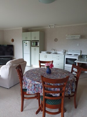 TV, DVD player - Tree Tops  Apartment opposite Pukekura Park (New Plymouth)