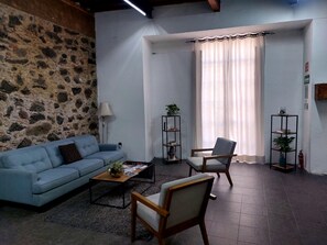 Télévision à écran plat de 40 pouces avec chaînes par satellite