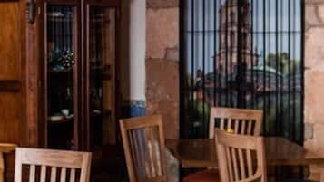 Daily cooked-to-order breakfast (MXN 200 per person)