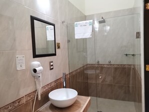 Quarto casal tradicional | Banheiro | Produtos de toalete grátis, secador de cabelo, toalhas de banho 