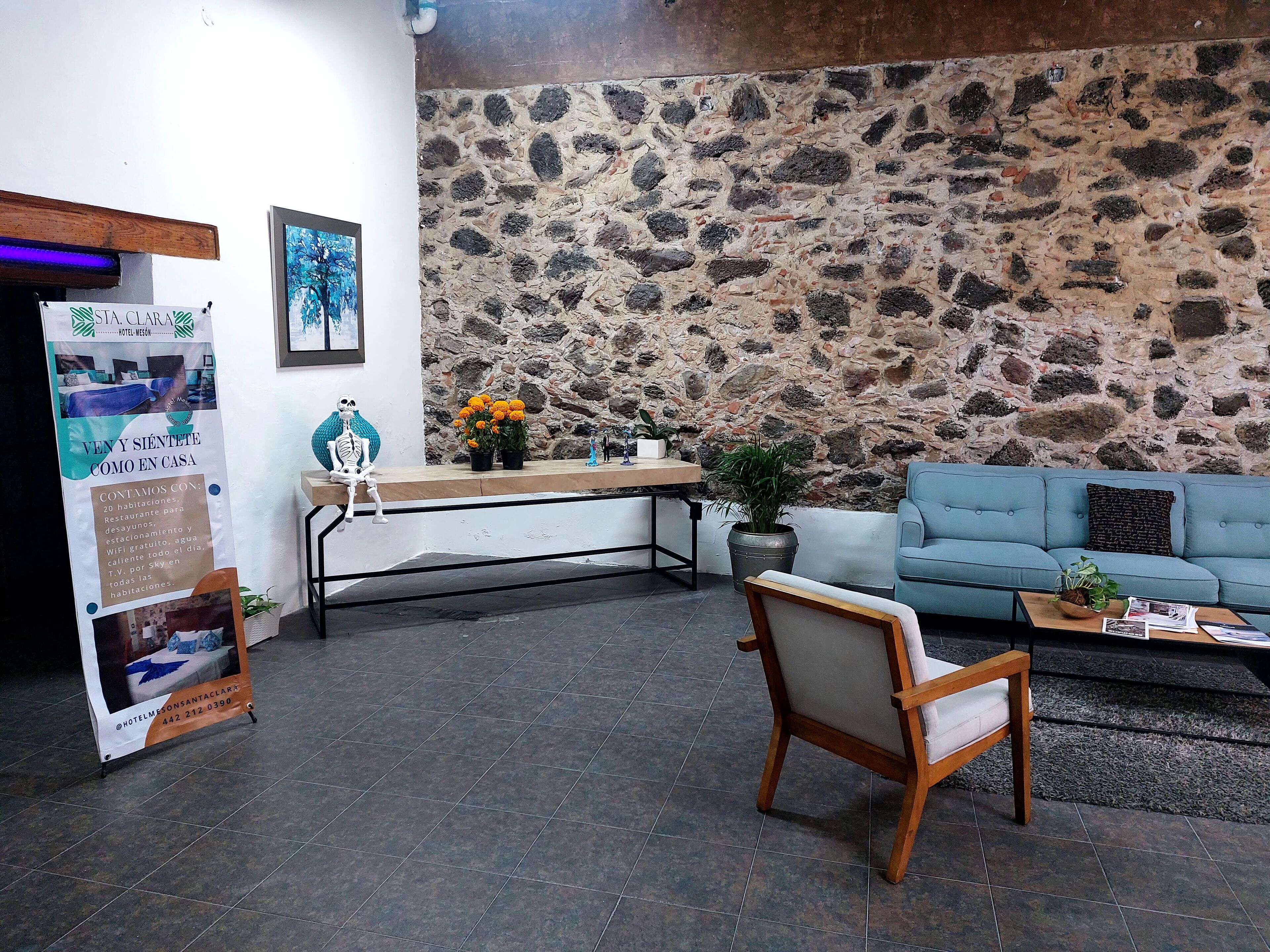 40-inch flat-screen tv with satellite channels, tv