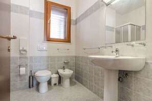 Doccia, asciugacapelli, bidet, asciugamani