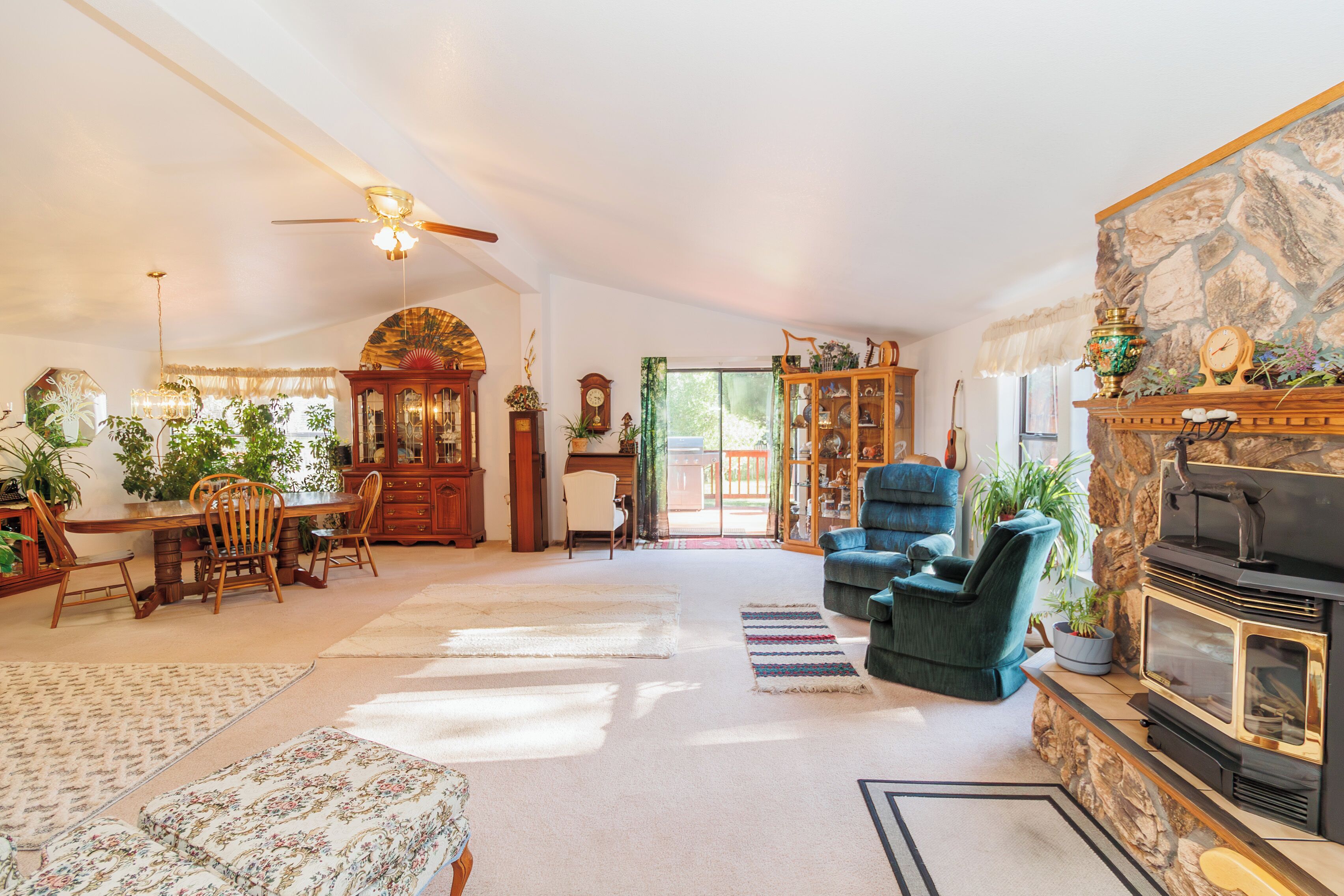 Smart-tv, een open haard en boeken