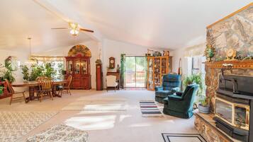 Smart-tv, een open haard en boeken