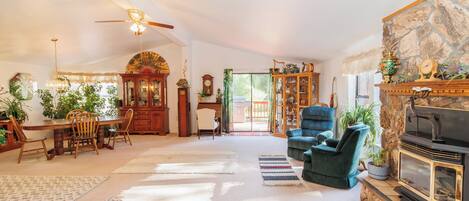 Älytelevisio, takka, kirjoja