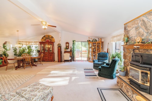 Private 10 room house W/ 7 beds! Safe, Secluded, Surrounded by creeks, & aspen.