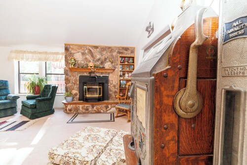 Private 10 room house W/ 7 beds! Safe, Secluded, Surrounded by creeks, & aspen.
