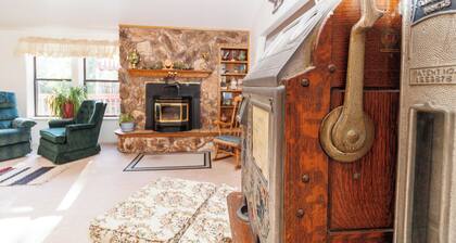 Private 10 room house W/ 7 beds! Safe, Secluded, Surrounded by creeks, & aspen.