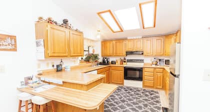 Private 10-room house. Safe, Secluded, Surrounded by lakes, rivers, & creeks!
