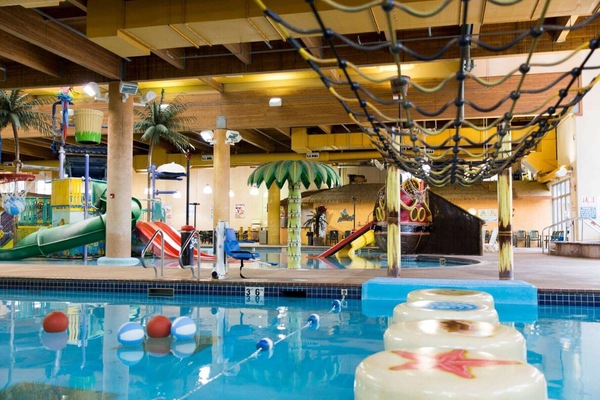 Piscina coberta i piscina a l'aire lliure