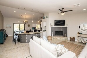 Smart TV, chimenea, videojuegos, oficina