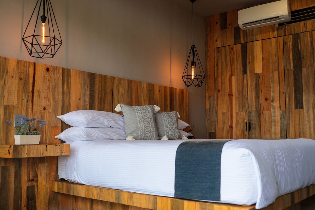 Deluxe-Zimmer | Minibar, Bügeleisen/Bügelbrett, kostenloses WLAN, Bettwäsche