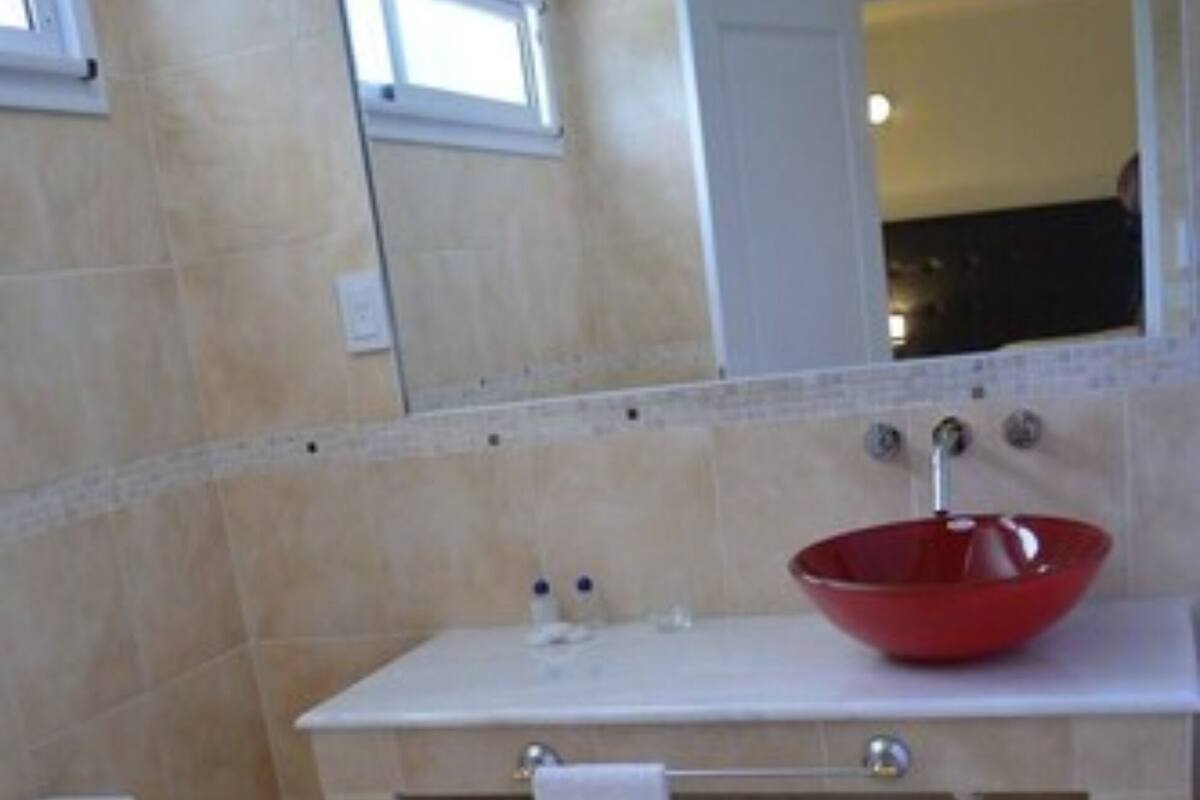 Shower, free toiletries, bidet, towels