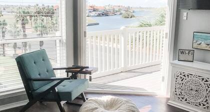 WATER VIEW! POOL! HOT TUB! SAUNA! GYM! WALK TO BEACH! PET FRIENDLY!