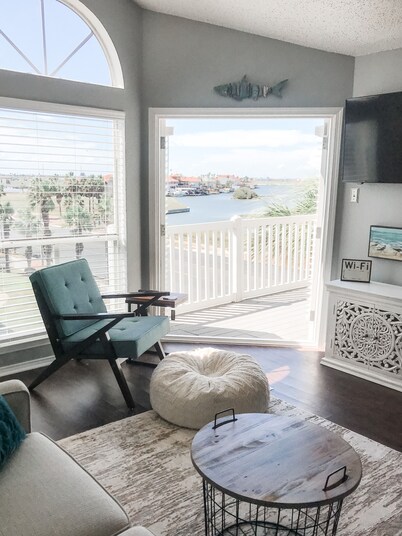 WATER VIEW! POOL! HOT TUB! SAUNA! GYM! WALK TO BEACH! PET FRIENDLY!