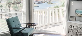 WATER VIEW! POOL! HOT TUB! SAUNA! GYM! WALK TO BEACH! PET FRIENDLY!