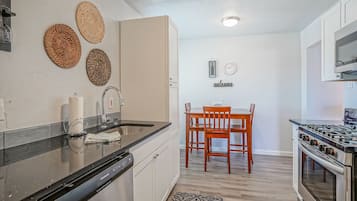 Køleskab, mikrobølgeovn, ovn, kogeplade