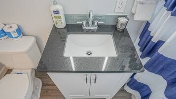 Secador de pelo, toallas, jabón y champú