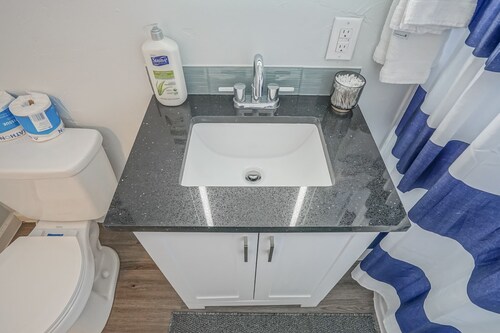 Walk to UNM, 1bd/1ba, Clean!
